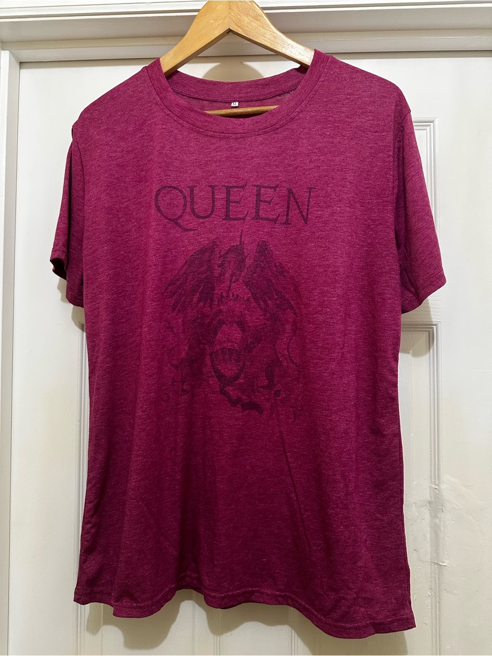 Que Women's Short Sleeve Graphic Tee in Wine Red